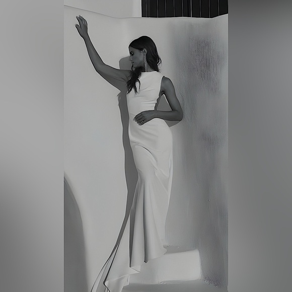 Brand New Unaltered | Sarah Seven Cassiopeia | Chapel Length Wedding Gown Size 8 - Picture 2 of 16